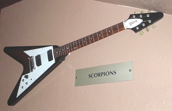 Hard Rock Cafe Paris - eine der vielen Flying V's der Scorpions