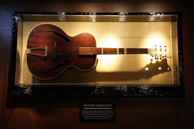 Hard Rock Cafe London Picadilly Circus - diese akustische Gitarre hat Ronnie James Dio 1976 von seinem Stiefvater bekommen, warum auch immer