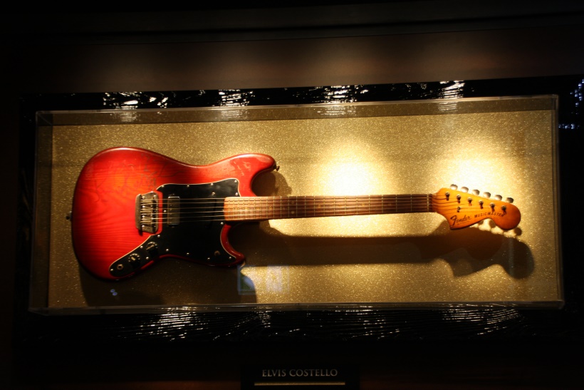 Hard Rock Cafe London Picadilly Circus - Gitarre von Elvis Costello