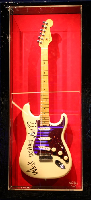 Hard Rock Cafe London Picadilly Circus - Gitarre von Matt Healey, Mitgflied der Band The 1975, von der ich noch nie gehört habe. 