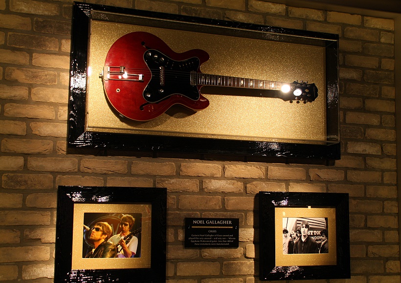 Hard Rock Cafe London Picadilly Circus - die Noel Gallagher Ecke. Die Gitarre ist eine Epiphone Professional, von denen nur ca. 400 Stück gebaut wurden. 