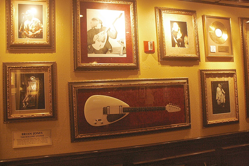 HRC Sacramento - Gitarre von Brian Jones und Fotos diverser verstorbener Musiker