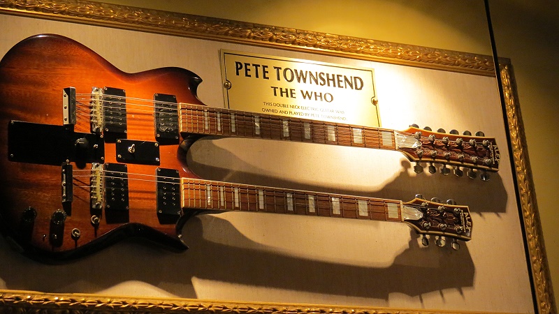 Hard Rock Cafe San Francisco - eine Doppelhalsgitarre von Pete Townshend Hard Rock Cafe San Francisco - eine Doppelhalsgitarre von Pete Townshend