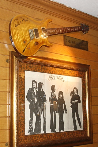 Hard Rock Cafe Singapore - eine Yamaha von Carlos Santana