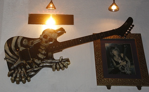 Hard Rock Cafe Singapore - eine Gitarre von George Lynch