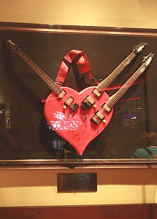 Hard Rock Cafe Las Vegas Strip  - 3halsgitarre von Stevie Vai