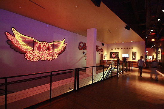 Hard Rock Cafe Las Vegas Strip  - Treppenhaus zum 1. Stock, mit Aerosmithlogo