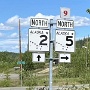 Alaska, von aleutisch Alaxsxag „Land, in dessen Richtung der Ozean strömt“) ist der flächenmäßig größte Bundesstaat der Vereinigten Staaten von Amerika sowie die größte Exklave der Erde.<br />Der erste Europäer, der Alaska sichtete, war möglicherweise der russische Entdecker Semjon Iwanowitsch Deschnjow, der 1648 die Tschuktschen-Halbinsel umschiffte und so die These widerlegte, dass Amerika und Asien zusammenhängen. 1728 und 1729 scheiterte der im Auftrag des russischen Zaren segelnde Däne Vitus Bering bei dem Versuch, Alaska zu erreichen. Erst 1741 gelang das Unterfangen im Rahmen der Zweiten Kamtschatkaexpedition. Den ersten Landgang unternahm am 15. Juli des Jahres allerdings der Russe Alexei Iljitsch Tschirikow, Kapitän der St. Paul, des zweiten Schiffs von Berings Expedition, in der Nähe des heutigen Sitka. Bering erreichte tags darauf die Küste rund 600 km weiter nördlich – die Schiffe waren zuvor bei einem Sturm getrennt worden.