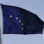 Die Flagge zeigt acht goldene Sterne (7 davon sind im Bild zu sehen) auf dunkelblauem Grund. Sie stellen die Sternkonstellation Großer Wagen mit dem Polarstern dar.<br />