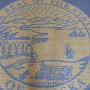 Das Siegel des Staates Alaska<br />Zwischen zwei konzentrischen Ringen steht der Schriftzug <br />Außerdem sind dort eine Robbe und ein Fisch abgebildet.<br />Im inneren Kreis des Siegels sind Berge, Wald und Gewässer abgebildet.<br />Über den Bergen leuchten Nordlichter.
