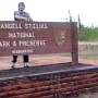 Der Wrangell-St.-Elias-Nationalpark im südlichen Alaska ist mit rund 53.320 km² der größte Nationalpark in den USA. Zum Nationalpark gehören auch Wildnisgebiete, die als National Preserve gekennzeichnet sind.<br />Er wurde 1980 gegründet und ist knapp 6 mal so groß wie der Yellowstone-Nationalpark. Gemeinsam mit dem kanadischen Kluane-Nationalpark ist der Park ein Weltnaturerbe.<br />Die 16 höchsten Berge der Vereinigten Staaten liegen im Wrangell-St.-Elias-Nationalpark. Die meisten Berge der Wrangell Mountains mit dem zuletzt 1930 ausgebrochenen, 4.316 m hohen Vulkan Mount Wrangell treffen hier auf das weltweit höchste Küstengebirge, die Saint Elias Mountains mit dem höchsten Punkt im Park, dem am Golf von Alaska gelegenen Mount Saint Elias (5.489 m).<br /><br /><br />Besucht am 29.5.1998