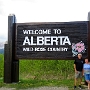 Alberta ist die westlichste der Prärieprovinzen Kanadas. Die Hauptstadt ist Edmonton, die größte Stadt Calgary. Benannt ist sie nach Louise Caroline Alberta, Herzogin von Argyll, der vierten Tochter von Königin Victoria.<br /><br />Albertas Landschaft wird von der Prärie dominiert, die sich im Osten bis nach Manitoba ausdehnt. An der Westgrenze der Provinz dominieren hingegen die Ausläufer der Rocky Mountains. Alberta besitzt umfangreiche Ölvorkommen und ist die reichste Provinz Kanadas. Weitere Wirtschaftsfaktoren sind Getreideanbau und Rinderzucht.<br /><br />Beitritt zur Dominion of Canada am 1.9.1905