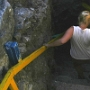Die Treppe hinunter ist sehr steil, Vorsicht ist angebracht. Festes unrutschiges Schuhwerk sollte getragen werden, daß auch naß werden darf.......