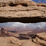 19.06.2006 - Mesa Arch<br />Im Island in the Sky District des Canyonlands Park. Eigentlich eine Sonnenaufgangslocation, so sieht es am frühen Nachmittag aus.