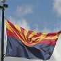 Motto: Ditat Deus - Gott bereichert<br /><br />In der Zeit von 300 bis etwa 1200 befand sich in Südarizona die Hohokam-Kultur.<br /><br /> <br />Sheriff und späterer Senator Carl HaydenÁlvar Núñez Cabeza de Vaca bereiste als erster Europäer den heutigen Südwesten der Vereinigten Staaten um 1535. Auf Grund seiner Beschreibungen der Städte der Pueblo Indianer sandte der Vizekönig von Mexiko, Antonio de Mendoza im Jahre 1539 den spanischen Franziskaner Marcos de Niza in diese Region. Auf Grund der verfälschten Berichte von Álvar Núñez Cabeza de Vaca und Marcos de Niza entstand die Legende der Sieben Goldenen Städte von Cibola. Francisco Vásquez de Coronado, ein spanischer Conquistador, suchte diese Städte 1540-1542, fand und beschrieb die Pueblo-Kultur. Die eigentliche Kolonisierung begann durch katholisch-spanische Missionare. Sie begannen, die Indianer zum katholischen Glauben zu bekehren. Bald darauf gründeten die Spanier die ersten befestigten Städte (1752 Tubac, 1775 Tucson). Arizona gehörte schließlich nach dem Erlangen der mexikanischen Unabhängigkeit im Jahr 1810 vollständig zu Mexiko und bildete dessen nordwestliche Grenze.
