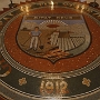 Das Siegel des US-Bundesstaates Arizona wurde 1911, ein Jahr bevor Arizona Bundesstaat wurde, angenommen.<br />Im inneren Ring befindet sich ein Schild auf blauem Grund. Am oberen Rand des Schildes steht das lateinische Motto des Staates:<br /> „Ditat Deus.“ (Gott bereichert.) <br />Darunter befindet sich eine Szenerie welche die Landschaft, das Klima und die Industrie des Staates darstellt.<br /> <br />Über einem Tal mit hohen Bergen geht die Sonne auf.<br /> <br />Auf der rechten Seite befindet sich ein Wasserreservoir mit einem Staudamm. Davor sind bepflanzte und bewässerte Felder und Gärten. Ein Rind grast ebenfalls auf der rechten Seite. All dies demonstriert die landwirtschaftlichen Ressourcen des Staates.<br /> <br />Auf der linken Seite befindet sich eine Quarzmühle mit einem Bergwerker. Dieser hat eine Spitzhacke und eine Schaufel. Dies repräsentiert die Bodenschätze des Staates.<br /> <br />Auf dem äußeren Ring steht der englische Schriftzug „Great Seal of the State of Arizona“ (Großes Siegel des Staates Arizona) und die Jahreszahl 1912 - das Jahr in dem Arizona Bundesstaat wurde.<br />7.10.2015