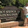 Der Hot-Springs-Nationalpark ist ein US-Nationalpark im Bundesstaat Arkansas am Rand der Ortschaft Hot Springs und der Ouachita Berge. Im Park befinden sich mehrere heiße Quellen (engl. Hot Springs).<br /><br />Bereits am 20. April 1832 wurden die Quellen durch einen Parlamentsbeschluss als Hot Springs Preserve der Öffentlichkeit zugänglich gemacht. Dabei war es nicht das Ziel die heißen Quellen in ihrer natürlichen Umgebung zu erhalten, sondern heißes Wasser für die Bevölkerung zur Verfügung zu stellen. Das Quellwasser fließt am westlichen Hang den Berg Hot Spring Mountain hinunter und wird in Becken gesammelt. Seit 1983 steht auf dem Hot Spring ein Aussichtsturm, der Hot Spring Mountain Tower. Das Schutzgebiet umfasst auch den Wasserkreislauf aus dem die Quellen gespeist werden. Seit 1921 ist das Gebiet ein Nationalpark.<br />Dem heißen Wasser wurden Heilwirkungen nachgesagt und es wurde für therapeutische Zwecke genutzt. Von weit her sind Menschen zu den heißen Quellen gekommen. Auch heute noch kann im Quellwasser gebadet werden. Die alten Badehäuser stehen unter Denkmalschutz <br />Besucht am 13.5.2000