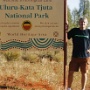 Der Uluru, englischer Kolonialname Ayers Rock,  ist ein Inselberg in der zentralaustralischen Wüste, der sich ca. 350 m über sein Umland erhebt.<br />Auf Grund seiner spirituellen Relevanz für die Traumzeit-Erzählungen gilt er den lokalen Aborigines, den Anangu, als Heiliger Berg. .<br />Der indigene Name Uluru wurde bis in die 1990er Jahre ausschließlich von Aborigines verwendet. Bei europäischstämmigen Australiern und außerhalb Australiens war die englische Bezeichnung Ayers Rock üblich.<br />Besucht vom 9.-12.3.2009