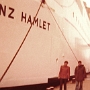 Am 5.1.1976 wurde ich zur Bundeswehr eingezogen. 2. Panzergrenadierbatallion 72  in Hamburg-Fischbek war meine Bestimmung. Treffpunkt 11:30 in der Bahnhofsvorhalle des Hauptbahnhofs Wanne-Eickel.  Um die Mittagszeit ging’s mit dem Zug in den hohen Norden. <br />Zur Vermeidung etwaiger disziplinarischer Maßnahmen ist die Mitnahme und der Genuß alkoholischer Getränke vor und während des Transportes nicht erlaubt.<br /><br />Unterwegs hörte ich mit meinen zukünftigen Kameraden im Radio Nachrichten über das Hochwasser in Hamburg, verursacht durch den sogenannten Capella-Orkan, das scheinbar die ganze Stadt überflutet hatte. Und wir fuhren in das Auge des Orkans sozusagen. Schöne Aussichten.<br />In Fischbek angekommen wurden wir eingekleidet und darauf vorbereitet sofort auszurücken um auf irgendwelchen Deichen Sand zu schüppen. Wir heisst in diesem Fall alle ausser mir und 4 weiteren Jungs, die alle meine Größe hatten und in einen Raum geschickt wurden in dem wir auf irgendetwas warten sollten. Nach ca. 2 Stunden kam jemand und sagte wir wären verkehrt weil wir für Grenadiere zu groß seien und würden zu einer Nachschubeinheit nach Stade gefahren. Dieses Dorf kannten wir mittlerweile weil es ständig im Radio erwähnt wurde weil das Hochwasser dort besonders schlimm war. Na dann, ab ins feuchte Nass.<br /><br />In meinem ärztlichen Untersuchungsergebnis der Musterung (die von Dr. Panzer durchgeführt wurde) war übrigens angekreuzt dass ich für Panzerfahrzeugbesatzung, Fallschirmsprungdienst, Flugsicherung und ABC-Abwehrdienst nicht geeignet wäre. Da hat wohl jemand nicht aufgepasst....<br /><br />Mit einem Bulli ging’s in die von-Goeben-Kaserne, wo wir Trainingsanzüge bekamen und uns Zimmer zugewiesen wurden. Diejenigen, die direkt hierher gefahren waren waren bereits eingekleidet und schon wieder weg, Sandsäcke schleppen auf den Deichen. Wir würden am nächsten Tag auch dorthin gefahren.<br />An diesem nächsten Tag und auch den folgenden Tagen kümmerte sich aber niemand um uns, weshalb wir eine Woche relativ unbeobachtet in der Kaserne so unauffällig wie möglich nichts taten - ausser warten auf die Anderen. <br />Die kamen am Freitagmittag wieder in die Kaserne, nachdem sie die letzten Tage wohl draußen in Zelten verbracht hatten. Oder wasweissichwo.<br />Der Orkan hatte sich wohl beruhigt, das Hochwasser auch und wir durften alle nach Hause fahren. Dazu hatte ich allerdings keine Lust, die Zugfahrt musste auch selber bezahlt werden. Deshalb fuhr ich mit einem meiner neuen Kumpels nach Hamburg und schaute mir die dortige Lage an. Tagsüber, abends waren wir wieder in der Kaserne.