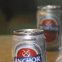 Anchor Smooth Pilsner Beer<br />Herstellungsland: Singapur<br />Zutaten: unbekannt<br />Alkoholgehalt: 4,3 %<br /><br />Smooth - und zwar sehr smooth. Wenn nicht das Wort "Beer" auf der Dose stände würde ich es nicht als solches erkennen. ein nettes Kaltgetränk.....