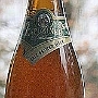 Kapuziner Weißbier<br />Herstellungsort: Kulmbach<br />Zutaten: Wasser, Weizenmalz, Gerstenmalz, Hopfen, Hopfenextrakt, Hefe<br />Alkoholgehalt: 5,4 %<br /> <br />Bei bestimmten Urvölkern, auch noch heute, ist vor für unseren Geschmack merkwürdigen Riten Usus, sich in eine Art Selbsthypnose zu versetzen, um sich mit der nötigen Gelassenheit Schmerzen zuzufügen. Unseres Erachtens nach ist es beim WEissbiertrinker ähnlich. Er "hypnotisiert" sich bei der Zeremonie, die Flasche so schaumlos wie möglich ins Glas zu leeren. Anders können wir uns die Begeisterung für ein Weiss- oder Weizenbier nicht erklären. <br />Dieses schmeckte eher nach einem Zitronenbaiser.