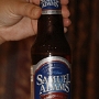 Samuel Adams Boston Lager<br />Herstellungsort: Boston/USA<br />Zutaten: Wasser, Hallertau Mittelfrüh Hopfen, Karamelmalz<br />Alkoholgehalt: 4,75 %<br /><br />Der Hopfen ist sehr lastig, es ist deshalb recht bitter. <br />Gut gekühlt trinkbar.