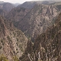 Der Black-Canyon-of-the-Gunnison-Nationalpark liegt im Westen Colorados. Es gibt zwei Parkeingänge. Der Südeingang liegt 23 km östlich von Montrose. Man erreicht ihn über den US-Highway 50 und den Colorado-Highway 347. Zum Nordeingang 17 km südlich von Crawford kommt man über den Colorado-Highway 92 und die North Rim Road. Letztere ist unbefestigt und im Winter geschlossen. 