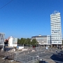 Das Europahaus und das neue Parkhaus am alten Medion-Standort am 20.8.2023 - von Gleis 1 aus geknipst.