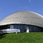 Neben dem „New Yorker Haydn Planetarium“ besitzt die Sternwarte Bochum als einziges Planetarium Europas die modernste Projektionsanlage der Welt. Das Zeiss-Gerät „Universarium IX“, ging im April 2000 in der Ruhrgebietsstadt in Betrieb. Dieser Projektor kann auf einer 600 Quadratmeter großen Kuppelprojektionsfläche über 9.100 Einzelsterne, Galaxien, Sternenhaufen und Nebel naturgetreu erscheinen lassen. Die Abbildungen unserer zwölf Sternbildfiguren sind ebenso möglich, wie eine sehr realistisch wirkende Reise durch unser Sonnensystem. Diese Flüge ermöglichen dem Besucher, über die Oberfläche eines Planeten zu schweben oder unsere Erde vom All aus zu sehen.<br /><br />5.10.2021