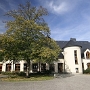 Auf langjähriges Betreiben des ersten Bischofs von Essen, Kardinal Franz Hengsbach (gestorben 24.6.1991), entstand hier eine Niederlassung des Zisterzienserordens der österreichischen Kongregation, nach 661 Jahren im Jahre 1988 die erste Neugründung des Stiftes Heiligenkreuz bei Wien. Der Grundstein des Klosters wurde am 3.5.1989 von Kardinal Hengsbach gelegt und das neue Kloster wurde am 11.10.1990 durch Abtpräses Gerhard Hradil OCist/Heiligenkreuz feierlich eingeweiht.<br />Ein "Glaubensweg Mariens", der in 14 Stationen Situationen aus dem Leben der Gottesmutter aufzeigt, wurde Mitte der 90er Jahre angelegt und lädt zu Meditation und Gebet ein. Die Weihe des neuen Freialtars fand am 1.5.1995 statt und den neuen Klosterfriedhof weihte Abt Gerhard Hradil im August 1998 ein.