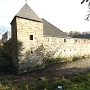 Durch die mittelalterliche Bauweise steht die Burg auf einem hölzernen Gerüst, auf für das Auge unsichtbaren Eichenpfosten. Darüber ist eine Steinschicht, auf der die Mauern liegen.<br />Besonderheit an dieser Bauweise: Die Pfähle müssen immer unter Wasser bleiben, denn bei Kontakt mit der Luft verrroten sie.<br />Auch Bewegungen im Mauerwerk werden durch den Wasserdruck vermieden.<br />Wenn also der Burggraben von der Feuerwehr aufgefüllt wird wisst ihr jetzt warum ......