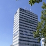 Das Europa Hochhaus mit dem rotierenden Mercedes Stern auf dem Flachdach würde ab 1959 geplant und bis 1962 hochgezogen. Vorbild war das Europa Hochhaus in Berlin. Architekt war Roman J. Reiser, Bauherr die Gebr. Kufus. Mittlerweile wurde es mehrfach verkauft.<br />in dem weitläufigen Gebäude befinden sich neben Ladenlokalen u.a. eine Diskothek sowie ein Ärztezentrum.<br />7.8.2022<br />Das Europa Hochhaus gilt als Wahrzeichen Bochums, was einen Mangel an anderen Wahrzeichen zeigt......<br />Geknipst am 7.8.2022