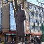 Graf Engelbert Statue<br />Das bis heute mit viel Aufwand gefeierte Maiabendfest in Bochum soll auf Graf Engelbert zurückgehen. Als er 1388 mit der freien Stadt Dortmund in Fehde lag, gelang es den Harpener Bauern mit Hilfe der Bochumer Junggesellen, das von den Dortmundern gestohlene Vieh zurückzuholen. Als Dank durften die Junggesellen sich jedes Jahr am Maiabend aus dem Bockholt den besten Baum holen und von dem Erlös ein Fest feiern.<br />Die Bochumer widmeten ihm wiederum den Engelbertbrunnen an der Kortumstraße in der Innenstadt. Vor dem Zweiten Weltkrieg war dieser Brunnen im Stil der romantisch-kriegerischen Vorstellung eines Ritters. Der Brunnen wurde, wie viele Denkmäler, im Zweiten Weltkrieg zu Rüstungszwecken eingeschmolzen. In den 1960ern wurde eine schlichte moderne Variante einige Meter entfernt vom alten Standort errichtet und als Brunnen gestaltet. Nach diversen Straßenbaumaßnahmen wurde der Standort mehrfach verändert; inzwischen steht die Statue, ohne Brunnen, direkt an der Straße und atmet den ganzen Tag über Autoabgase ein.<br /><br />Mittlerweile steht der Herr woanders, ich muss mich mal umschauen wo....<br />2.4.2013