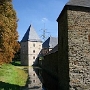Das Haus Kemnade ist eine Wasserburg an der Ruhr in Hattingen.<br /><br />Die Burg wurde erstmals im Jahre 1111 erwähnt. Sie gehörte den Familien von Romberg, von der Recke und von Syberg.<br /><br />Seit einem Hochwasser im Jahre 1486 war Haus Kemnade von der Ortschaft Bochum-Stiepel etwas abgeschnitten, da sich der Lauf der Ruhr auf die westliche Seite verlegt hatte. Nach einem Brand im Jahre 1589 wurde das Schloss von 1602 bis 1704 an der gleichen Stelle neu errichtet.<br /><br />Johann Georg von Syberg übernahm 1637 das Drostenamt, wohnte 10 Jahre lang auf Burg Blankenstein und bezog die Wasserburg im Jahre 1647. Im Jahre 1662 erhielt die Familie Syberg vom Kurfürsten Friedrich Wilhelm die Erlaubnis, auch Steine der Burg Blankenstein für den Ausbau zu verwenden. Sein zweiter Sohn Friedrich Matthias von Syberg vollendet den Ausbau, wie eine Inschrift aus dem Jahre 1704 bezeugt.<br /><br />1921 wurde die Anlage von der Stadt Bochum erworben.<br />Heute beherbergt die Anlage Gastronomie und die Musikinstrumentensammlung Grumbt. und 19. Jh. nacherleben kann.