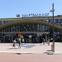 Der neue Hauptbahnhof Bochum wurde 1955 bis 1957 neu errichtet. Das Foyer ist durch Stahlbetonplatten und die Glasfassade geprägt und gilt als einer der bedeutendsten Bahnhofs-Neubauten der Bundesbahn in den 1950er Jahren. <br />So sah der Bahnhof nach dem Ende der Baumaßnahmen im Jahr 2008 aus. Mit steinernem roten Teppich....<br />Der Hauptbahnhof am 7.8.2022<br />