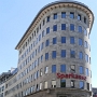 Sparkassenhaus<br />Erbaut 1925-28 - Wiederaufbau 1946-49<br />Die ehemalige Kommunalbank, heutige Stadtsparkasse, ging aus einem Wettbewerb hervor, in dem Wilhelm Kreis den ersten Preis erhielt.<br />Die Bughöhe der Portalfront beträgt 30 m, jede der Seitenfronten mißt 55 m. Den Angelpunkt der zweiflügeligen Anlange bildet das Haupttreppenhaus, das den bikonvexen Schwung der Aussenfront diametral in dem bikonkaven Spiralschwung der Treppenläufe wiederkehren lässt.<br /><br />7.8.2022