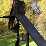 Für Kulturinteressierte bietet der Stadtpark moderne Plastiken von Ales Vesely und Richard Serra.<br />Im Bild die dreiteilige Stahlcollage von Ales Vesely.