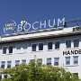Der Handelshof mit dem "Treffpunkt Bochum" Schild, am Ende (oder am Anfang) des Bermuda 3Ecks.<br />Seit Frühjhar 1952 leuchtet es über den Dächern, nachdem es am 14.8.1951 eine Preisübergabe an 3 Bochumer gegeben hatte, die sich an einem Wettbewerb "Leuchtschrift auf dem Handelshof" beteiligt hatten.<br />7.8.2022