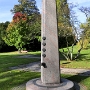 Denkmal für de:Josef Hermann Dufhues<br />Anfang der 1960er Jahre setzte er sich für die Ansiedlung von Fabriken des Autobauers Opel und die Gründung der Ruhr-Universität Bochum in der von der Bergbaukrise stark getroffenen Stadt ein. Damit wurde der Strukturwandel im mittleren Ruhrgebiet nachhaltig unterstützt. Für diese Verdienste wurde ihm dieses Denkmal errichtet.