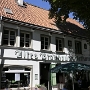 Das Alte Brauhaus Rietkötter ist das älteste erhaltene Wohngebäude der Innenstadt Bochums. <br />Das Fachwerkhaus wurde vermutlich nach dem Bochumer Stadtbrand im Jahre 1581 erbaut. Urkundlich belegt ist, dass schon 1645 an dieser Stätte Bier gebraut wurde. Im 17. Jahrhundert soll darin die Pfarrer-Familie Ostermann gelebt haben. Zum Schutz gegen Feuerbrünste wurde das alte Fachwerkhaus im Jahre 1777 verputzt. <br />Das Haus überstand im Zweiten Weltkrieg die 150 Bombenangriffe auf Bochum. Lediglich die angebaute Brauerei aus dem 19. Jahrhundert wurde im Jahre 1943 ein Opfer der Bomben. <br />7.8.2022<br />