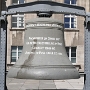 Die Glocke vor dem Bochumer Rathaus wurde 1867 vom Bochumer Verein für Bergbau und Gußstahlfabrikation hergestellt. Ihr Gewicht beträgt 15.000 kg, ihr Durchmesser zehn Fuß bzw. 3,13 Meter. Jacob Mayer, Erfinder des Formgussverfahrens für Gussstahl 1847 und Gründer des Unternehmens, präsentierte die Glocke auf der Weltausstellung Paris 1867. Sie befand sich danach vor dem Walzwerk Höntrop an der Essener Straße und wurde im Zweiten Weltkrieg beschädigt. In den 1970er Jahren musste sie einer Straßenerweiterung weichen. Sie wurde von der Krupp Stahl AG der Stadt Bochum überlassen und 1979 vor dem Rathaus aufgestellt; ihr Klöppel ist seitdem verloren.<br /><br />7.8.2022