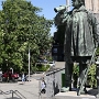 Das zwischen Propsteikirche St. Peter und Paul und Pauluskirche stehende Denkmal zeigt Fritz Kortebusch und seinen Hund, den letzten Kuhhirten von Bochum, der das Vieh der Bürger auf die Vöde (ein städtisches Weideland) trieb. Die Originalfigur von 1908 wurde im Zweiten Weltkrieg eingeschmolzen. 1962 wurde eine Nachbildung angefertigt.<br />7.8.2022