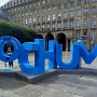 12.8.2023<br />Ein imposantes Gebilde ist am Mittwoch (26. April 2023 in Bochum feierlich eröffnet worden. 8,8 Meter breit und 2,2 Meter hoch ist er, der neue knallblaue Bochum-Schriftzug, der von einem Kran auf den Rathausplatz gehoben wurde. <br />Und genau das ist auch der Sinn hinter dem Schriftzug, der als neuer Selfie-Spot vor dem Rathaus gedacht ist. Der Fotospot ist ein Teil der Stadtmarketingmaßnahmen und hat das Ziel, eine wiedererkennbare Landmarke zu werden und positiv auf das Image der Stadt Bochum einzuzahlen