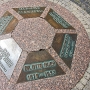 Dr. Ruer Platz<br />Die Nationalsozialisten diffamierten Dr. Ruer wegen angeblicher öffentlicher Verschwendung unter anderem beim Bau des Bochumer Rathauses. Am 11. März 1933 wurde er abgesetzt, am 13. März in Berlin verhaftet und nach Bochum abgeführt. Erst am 11. Mai wurde er aus der Haft entlassen. Ruer nahm in Berlin Gift und verstarb am 29. Juli 1933. Der Bochumer Stadtrat stellte das Dienststrafverfahren am 31. Juli ein und rehabilitierte Ruer.<br />Im Jahre 1979 wurde ein vom Architekten Karl Friedrich Gehse geschaffener Platz nach Dr. Ruer benannt. In der Mitte des Platzes befindet sich eine Gedenktafel.