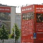 Hier soll irgendwann die neue Symphonie gebaut werden. Gespendet wurde schon jede Menge, u.a. hat Herbert G. ein Konzert gegeben - aber bekanntlich werden alle Gelder, die die Stadt hat - oder nicht hat - in den Osten oder nach Griechenland transferiert, da bleibt nichts mehr über für Erneuerung der Straßen und eben eine Symphonie.