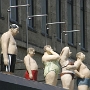 Menschen und Emotionen sind die beherrschenden Themen von Lechners Arbeit.<br />Nicht besonders schön oder modern, einfach alltäglich wirken die überlebensgroßen, bis zu 160 Kilo schweren Figuren.<br />25.5.2010