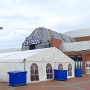 Am 25.10.2021 sieht es so aus vor der Halle. Im Zelt werden die Besucher auf 3G kontrolliert.<br />25.10.2021