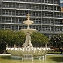Dieser Brunnen wurde am 27. Juli 1865 eröffnet. In Erinnerung an die Wasserleitung, die am 29.März 1861 das erste Mal fließendes Wasser nach Bridgetown brachte.