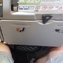 17.8.2022 - Condor  - Airbus A320-212<br />Santorini - Düsseldorf - DE1618 - D-AICH "Hans" (Retro Livery) - 2F/Business - 3:03 Std. <br />Bei Business Class ist die Sitzplatzreservierung im Preis inbegriffen. Der Abstand hat allerdings keinen Unterschied zu den "billigen" Plätzen, immerhin bleibt der Mittelsitz frei. Und es gibt leckeres Essen.