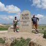 Noch ein letztes, kleines Highlight bevor es wieder nach Hause geht. In der Nähe von Colorado Springs liegt der Calhan Paint Mines Archeological District, ein im wahrsten Sinne überschaubares Loch in der Erde, die ansonsten recht unspektakulär ist und nicht ahnen lässt, was sich unter ihrer Haut befindet. Zwei Wanderparkpätze mit gut angelegten Wegen und ein Aussichtspunkt. Alles mit Ausrichtung auf den Einschnitt, dessen Grund aus Formationen und Wegen in den appetitlichsten Farben besteht: Brombeere, Mango, Himbeere, Pfirsich, Limone, Vanille und obendrauf schneeweiße Schlagsahne. Hmmm...<br /><br />Wie kommt man hin? Ab Colorado Springs in nördlicher Richtung nimmt man die Ausfahrt 149 auf die E Woodmen Road. Auf dieser geht’s raus aus der Stadt bis nach ca. 15 endlosen Meilen eine T-Kreuzung kommt an der man links auf die 24 abbiegt und auf dieser bis Calhan fährt. Am Ortsende rechts auf die Yoda Street fahren, nach ca. 1,5 Meilen links abbiegen und bis zum Parkplatz fahren.